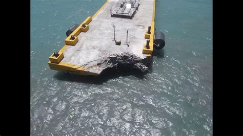 Barco de carga choca en el muelle de Puerto Plata causándole daños al