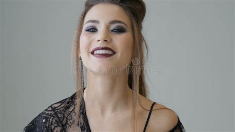 Belle Jeune Femme Sexy Dans La Lingerie Noire Sur Une S Ance Photos Clips Vid Os Vid O Du