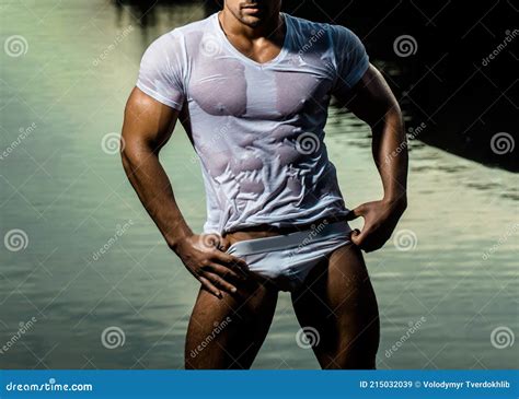 Concepto Cuerpo Gay Hombre Gay Con Muscular Sexy Cuerpo Con Desnudo Torso Y Mojada Camisa Al