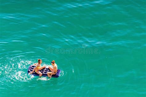 Dos Mujeres Caucásicas Hermosas Jovenes En Bikini Que Toman El Sol Salpicando Y Relajándose En