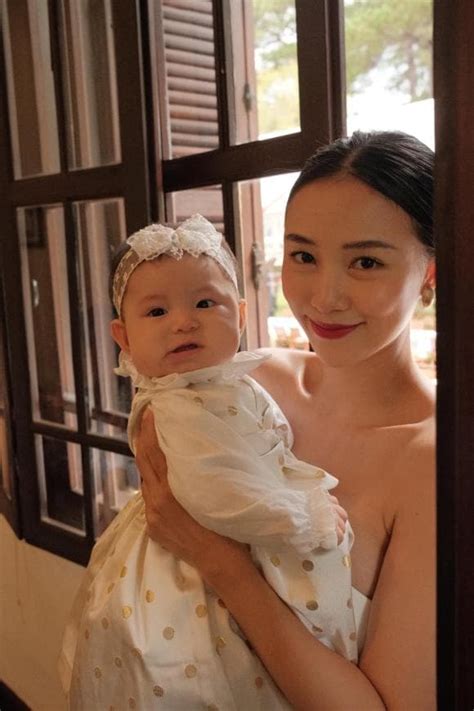 Hot girl Salim mặc giản dị ở nhà trông con tung loạt ảnh khiến dân tình cười bò