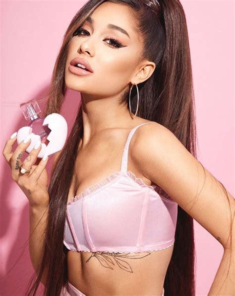 Ariana Grande na zdjęciu z wakacji z nowych chłopakiem Kozaczek