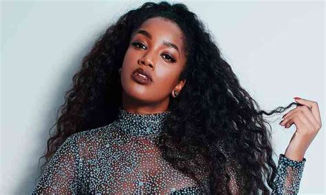 Iza Deixa F S Apaixonados Ao Posar De Lingerie Em V Deo Uma Perfei O Famosos