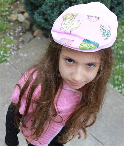 Pi Kna Ma A Dziewczynka W Bikini Pozowa Zdj Cie Stock Obraz Z O Onej Z Pla A Liczny