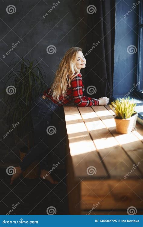 Fille Mod Le De Belle Plus Taille Blonde Avec De Grands Seins Dans Une Chemise De Plaid Rouge Et