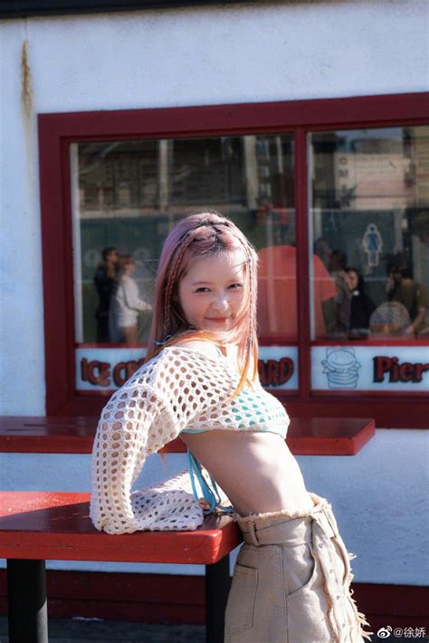 Con trai màn ảnh của Châu Tinh Trì gây sốt khi diện bikini