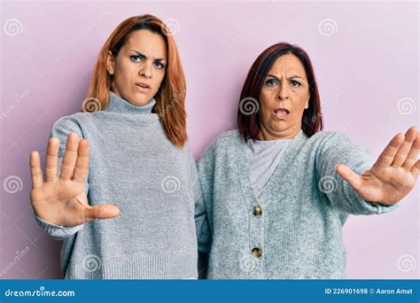 Madre Latina E Hija Usando Ropa Informal Paran El Gesto Con Las Manos Las Palmas Est N