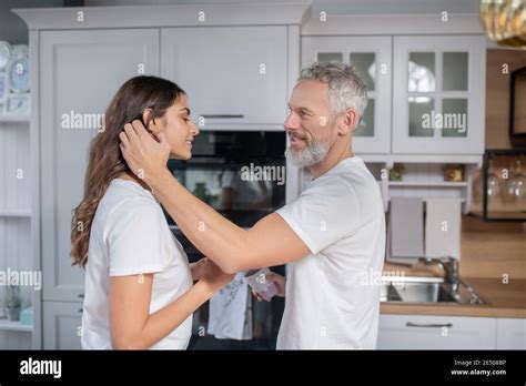 Belle femme mature avec jeune homme Banque de photographies et dimages à haute résolution Alamy