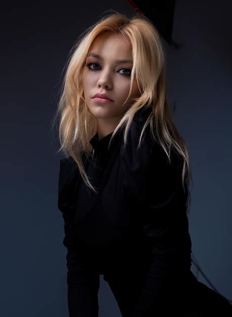 Visage De Femme Sexy Sensuelle Jeune Femme Blonde Posant Avec Un Corps