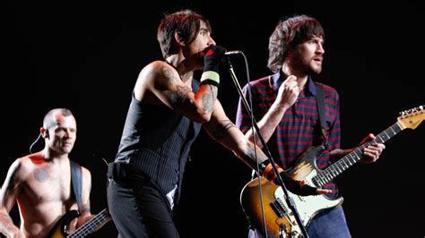Watch Red Hot Chili Peppers And John Frusciantes First Reunion Concert Pitchfork