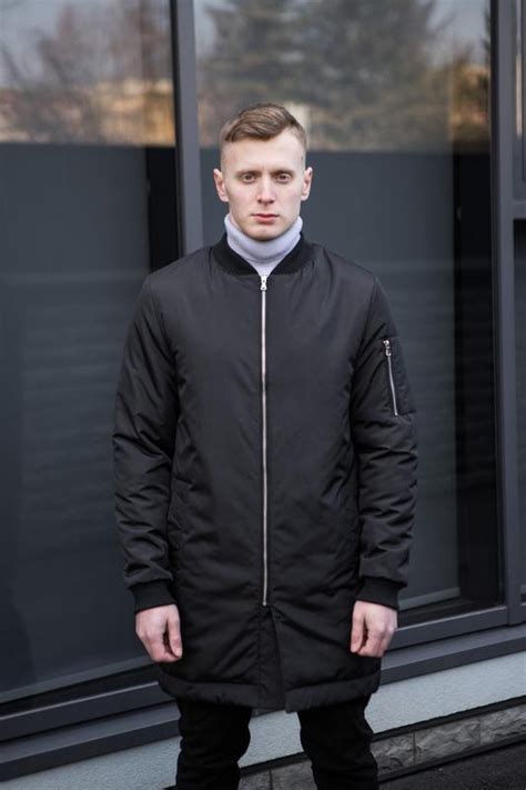 Удлиненный мужской бомбер на весну из плащевки черного цвета — цена ...