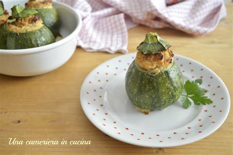 Zucchine Tonde Ripiene Al Tonno Una Cameriera In Cucina