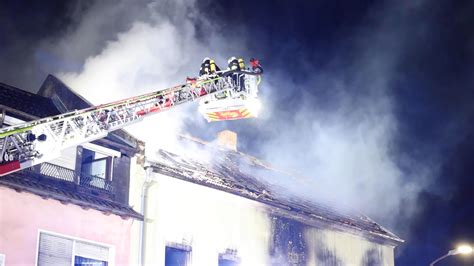 Nonstopnews Wohnhaus Steht Lichterloh In Flammen Mutter Kann Sich