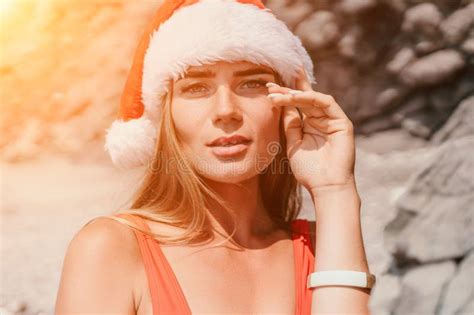 Mar De Viajes De Verano Femenino Feliz Turista En Bikini Rojo Y Amigos Que Disfrutan Tomando