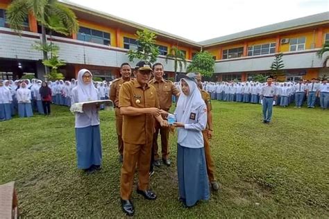 Singgah Di Smkn Wako Hendri Septa Serahkan E Ktp Cakrawala