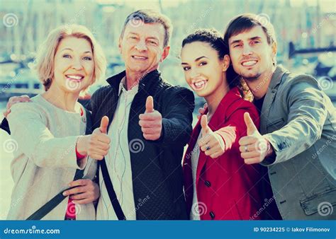 Ritratto Di Giovani E Coppie Mature Felici Fuori Immagine Stock Immagine Di Genitori Famiglia