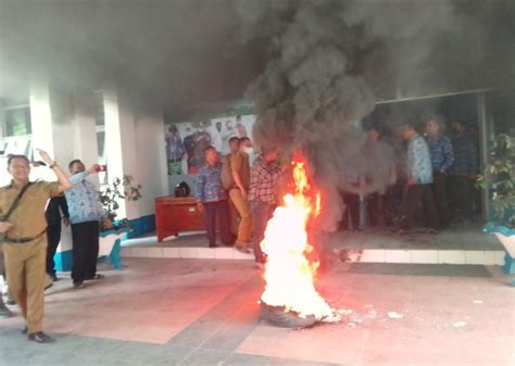 Staf Dinas Kehutanan Sultra Bentrok Dengan Demonstran Asal Konawe