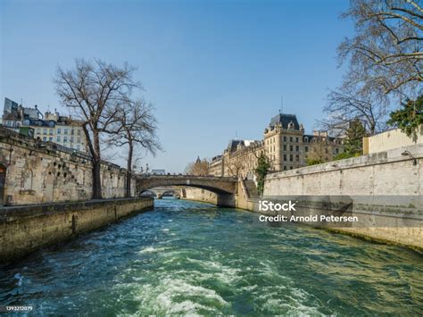 Sungai Seine Dan Bangunan Bersejarah Tepi Sungai Di Paris Foto Stok