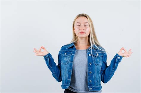 Jeune Femme Blonde Charmante Isolée Photo Gratuite