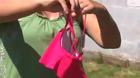 Vídeo Una asociación pide la retirada del mercado de un bikini con relleno para niñas de y años