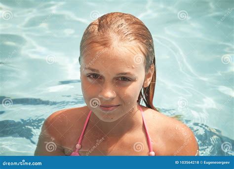 Het Mooie Glimlachende Blonde Meisje Zwemt In Een Pool Stock Foto Image Of Tiener Ontspan