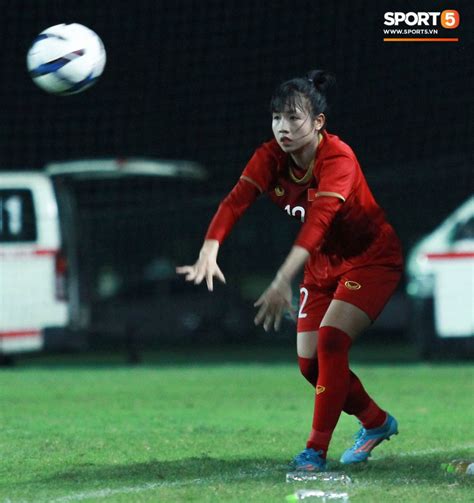 Hot girl của U19 Việt Nam đượm buồn vì không thể giúp đội nhà chiến thắng