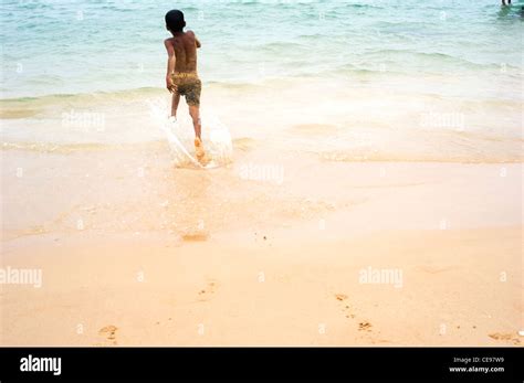 Sri Lanka Junge Am Strand Zum Meer Laufen Stockfotografie Alamy