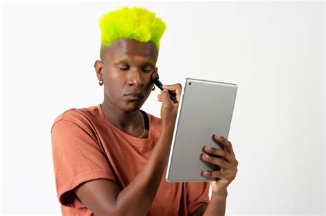 Un Hombre Negro Gay Maquillando El Concepto Lgtbi Corrigiendo Imperfecciones Con Un Espejo