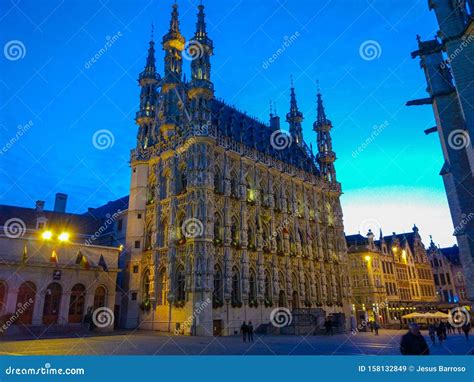 Świt Na Głównym Rynku Rynku Grote Markt Z Ratuszem W Tle W Leuven