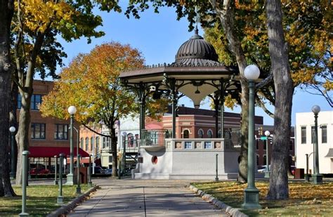 These Iowa Towns Have The Most Charming Town Squares