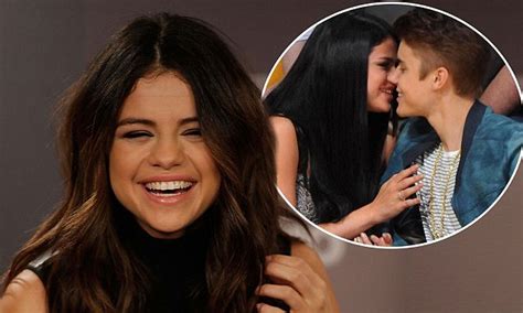 Selena Gomez Denies Claims Justin Bieber Sent Her Nude Pictures And Vile Texts Daily Mail Online