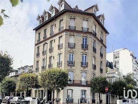 An Old Building With Many Windows And Balconies On The Top Floor Is Shown