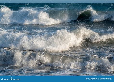 Ondas Que Quebram Na Costa Foto De Stock Imagem De Nave