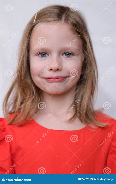 Portrait De Blonde Belle Petite Fille Aux Yeux Bleus Photo Stock Image Du Heureux Visage