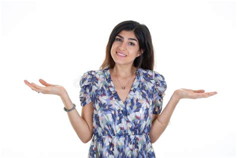 Jovencita Sorprendida Mujer Brunette Presentando Producto En Dos Palmas De Mano Arriba De Fondo