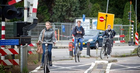 Dat Appende Fietsers Levensgevaarlijk Bezig Zijn Blijkt Lastig Aan Te