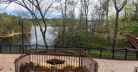 Wisconsin Explorer Walking The Wisconsin Dells Riverwalk