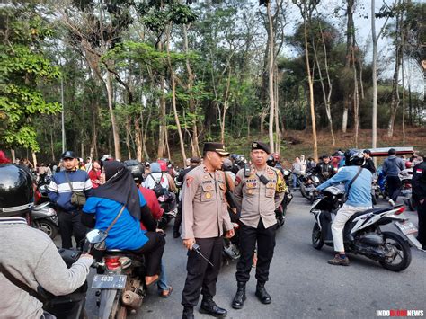 Ratusan Personel Polres Purwakarta Kawal Aksi Buruh Dengan Humanis