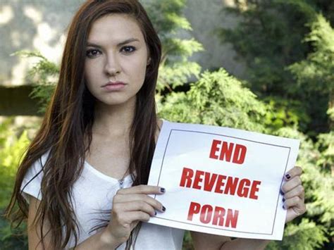 Revenge Porn Facebook Chiede Di Condividere Le Foto Compromettenti Corriere It