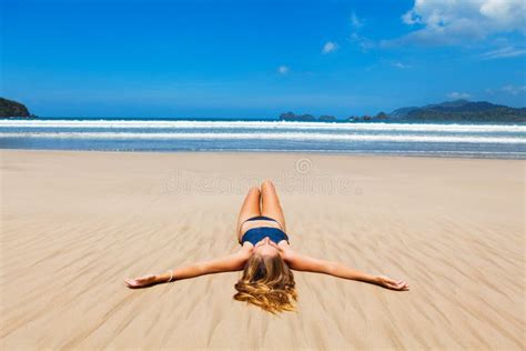 Sexy Frau Im Bikini Ein Sonnenbad Nehmend Auf Dem Strand Stockfoto Bild von erwachsener schön