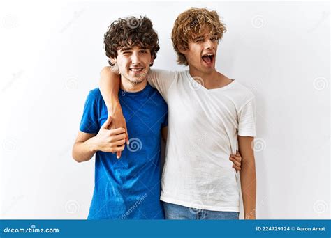 Jovem Casal Gay Se Unindo Sobre Um Plano De Fundo Isolado Olhando Para a Câmera Expressão