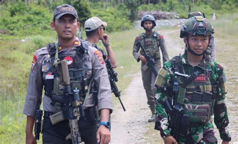 Aparat Tni Polri Amankan Jalur Sembako Dan Kuasai 11 Distrik Jalur