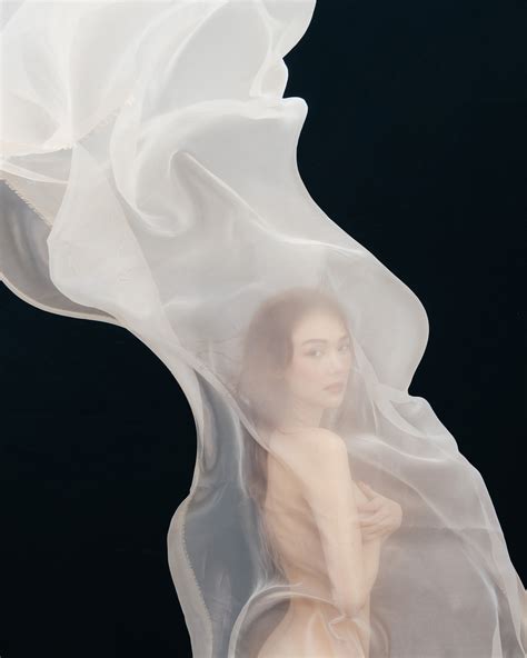 Minh Hằng tung bộ ảnh bán nude táo bạo đón tuổi 33