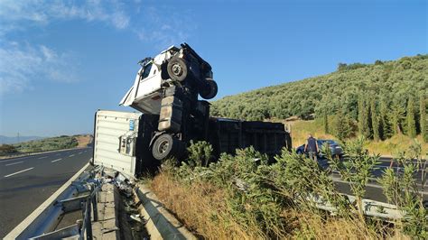 Bursa da TIR devrildi 25 ton enerji içeceği etrafa saçıldı Olay