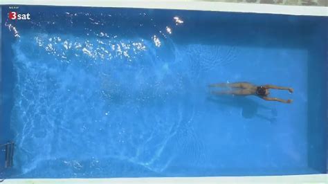 Naked Andrea Eckert in Ein Hund kam in Küche