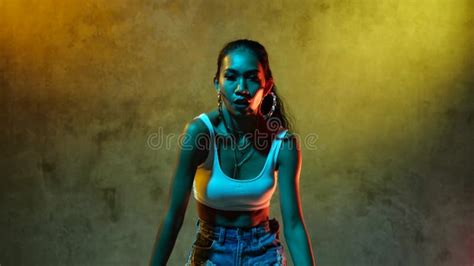 Bella Ni A Asi Tica En Bikini Bailando Sensualmente Sobre El Fondo De La Pared De Cemento