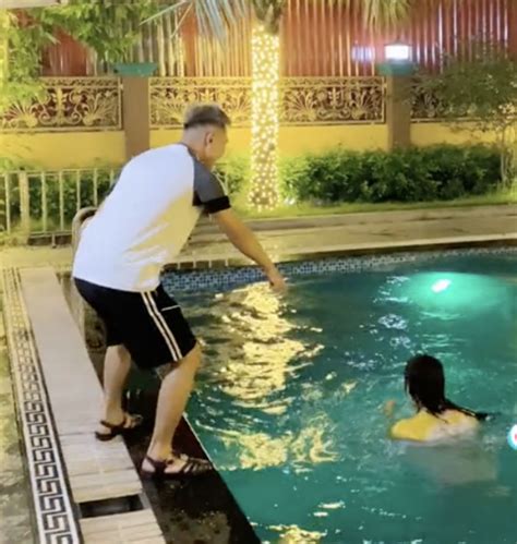 Hot girl nhún nhảy trong bể cá tiếp tục bị 1 thanh niên mua vui phản cảm Cố diễn hay bị lợi