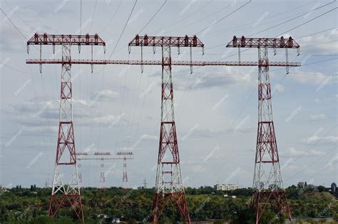 Электрические столбы и линии электропередач. башня электропередач ...
