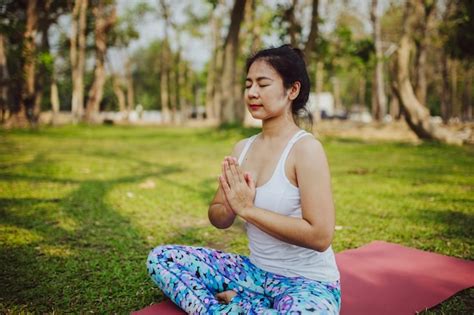 Mujer Relajada Meditando Foto Gratis