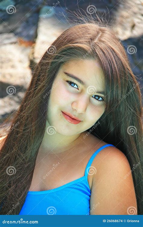 Jeune Fille Mignonne De Brunette Par L hublot Photo stock Image du expression drôle 26068674